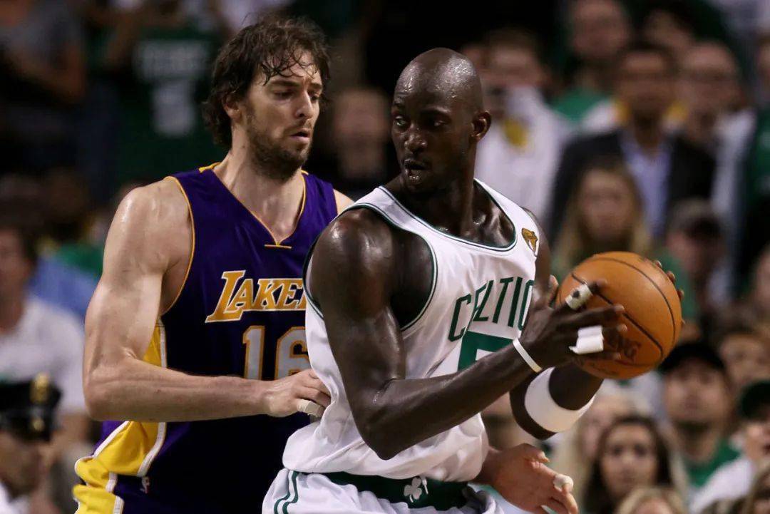 球星与球迷互动有爱瞬间：詹姆斯抱起摔倒服务生 东契奇主动送球衣.